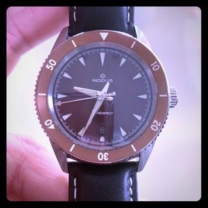 Nodus retrospect watch with additional strap